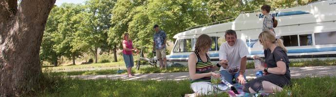 B&aring;dferie - l&aelig;g til langs kanalen og lav en picnic